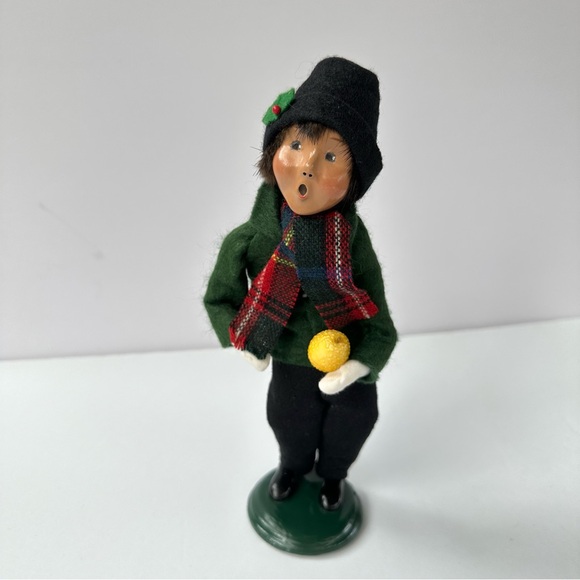 Byers Choice Carolers figurine Child with Fruit 1997 28/100 label - Picture 2 of 5